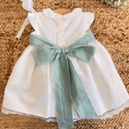 
Abito battesimo bambina in lino con fascia verde salvia, fiocco e cuffietta coordinata

