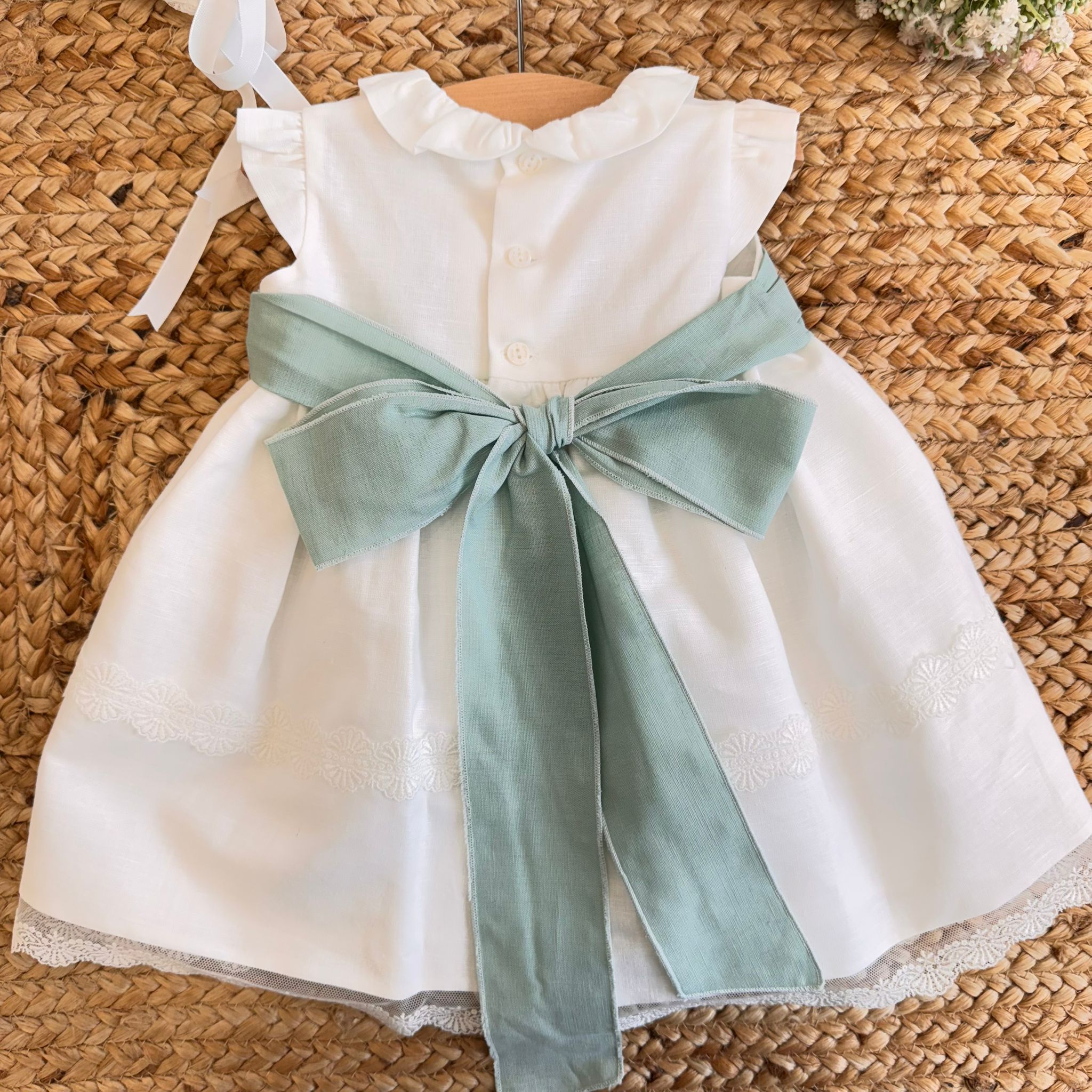 
Abito battesimo bambina in lino con fascia verde salvia, fiocco e cuffietta coordinata

