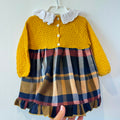 Abitino bimba senape con gonna scozzese tartan e colletto bianco ricamato.