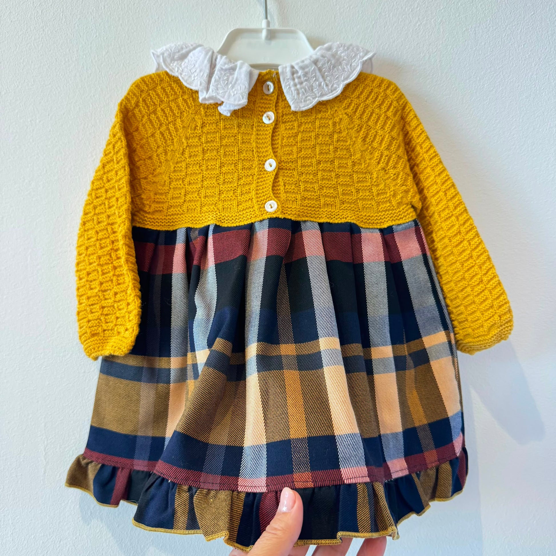 Abitino bimba senape con gonna scozzese tartan e colletto bianco ricamato.