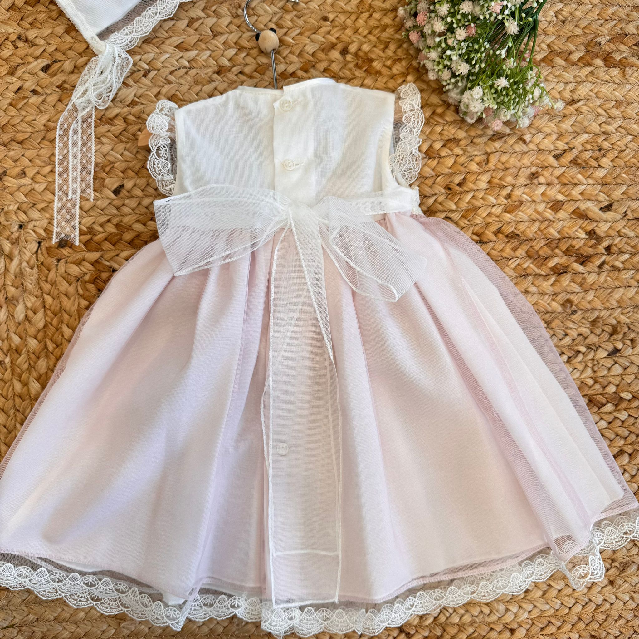 Retro dell’abito battesimo con fiocco in tulle