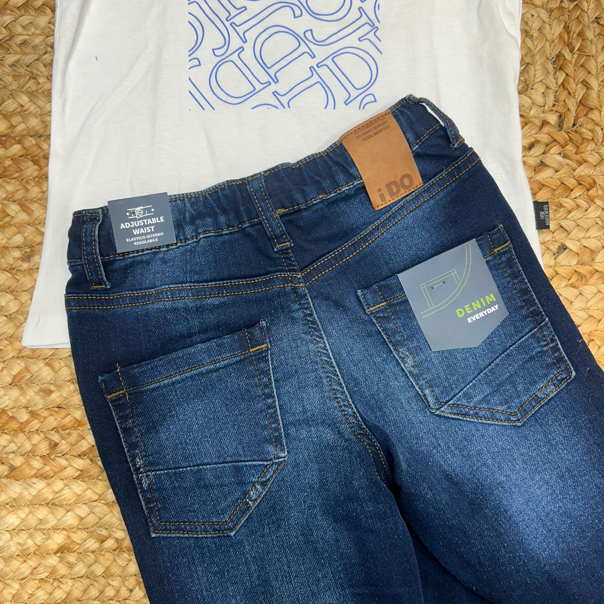  retro dei jeans iDO per bambino con vita regolabile ed etichetta “Denim Everyday”

