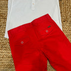 retro pantalone rosso elegante con bottoni e t-shirt bianca con collo alla coreana

