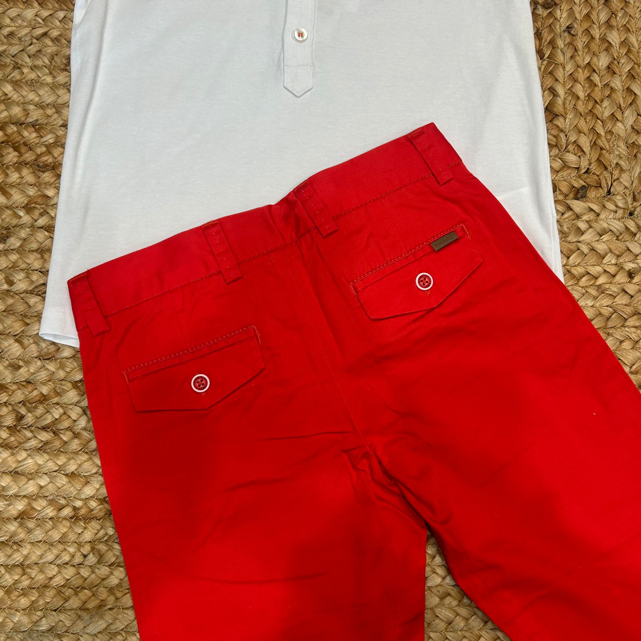 retro pantalone rosso elegante con bottoni e t-shirt bianca con collo alla coreana

