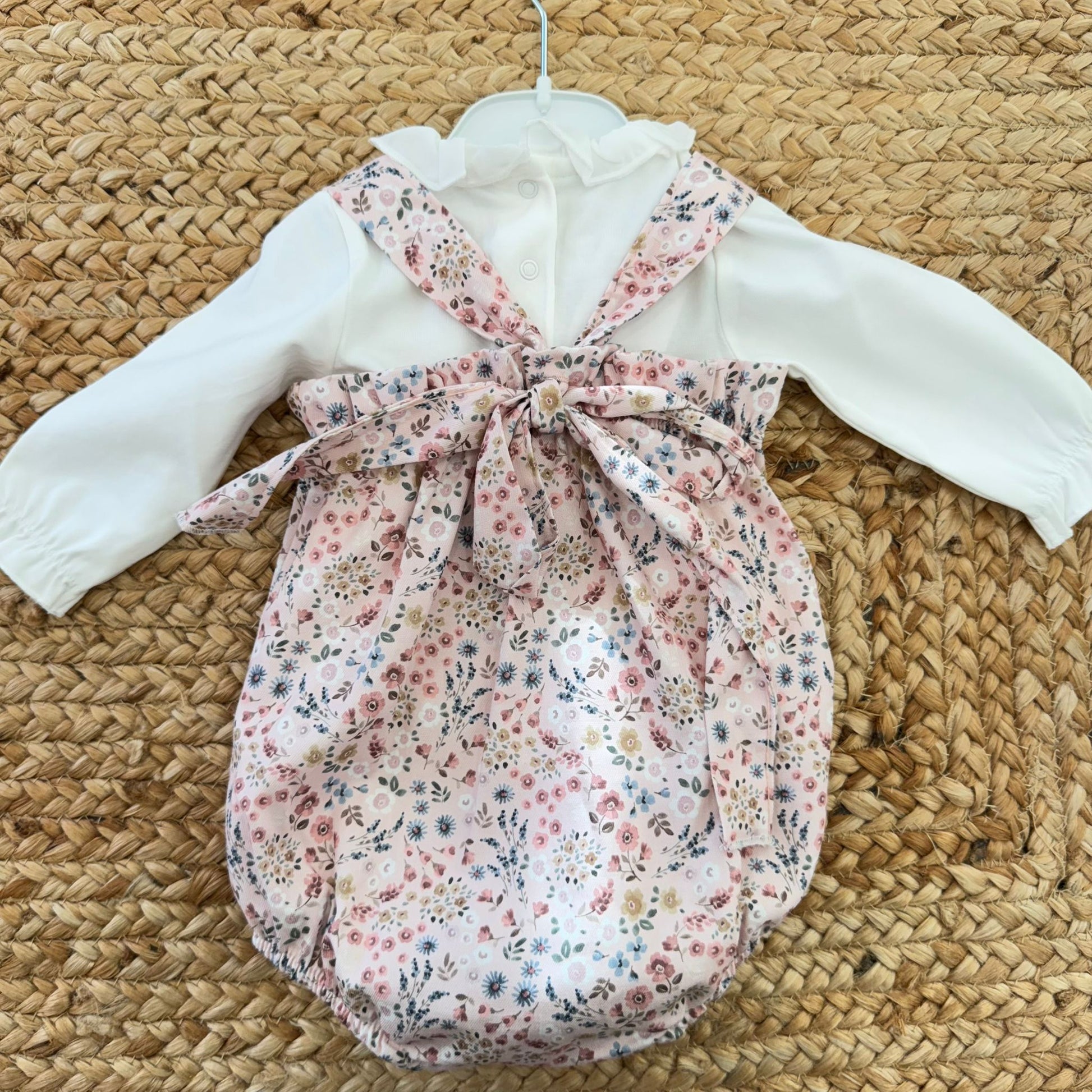 retro salopette floreale con grande fiocco rosa