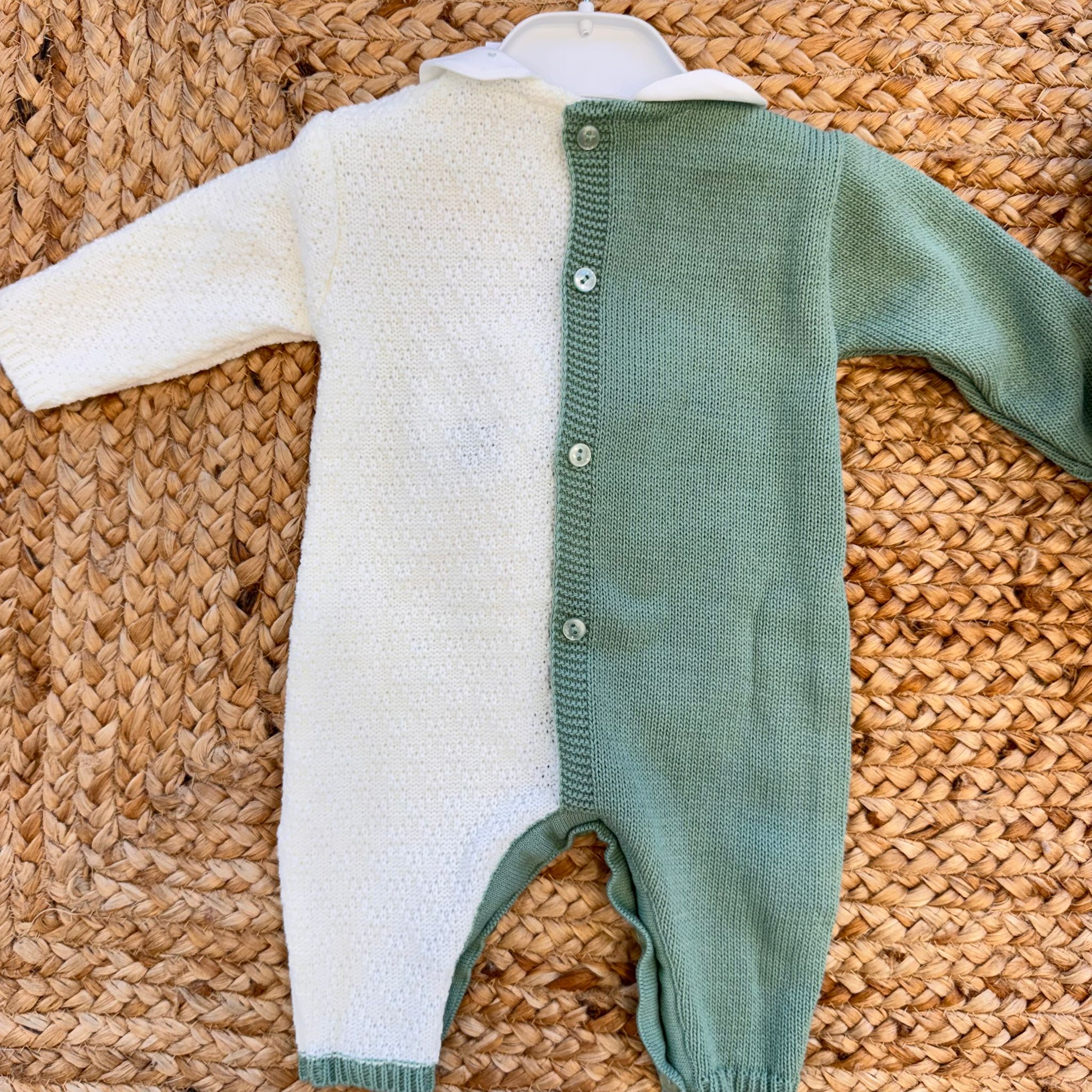retro tutina neonata verde e panna in misto lana con bottoni