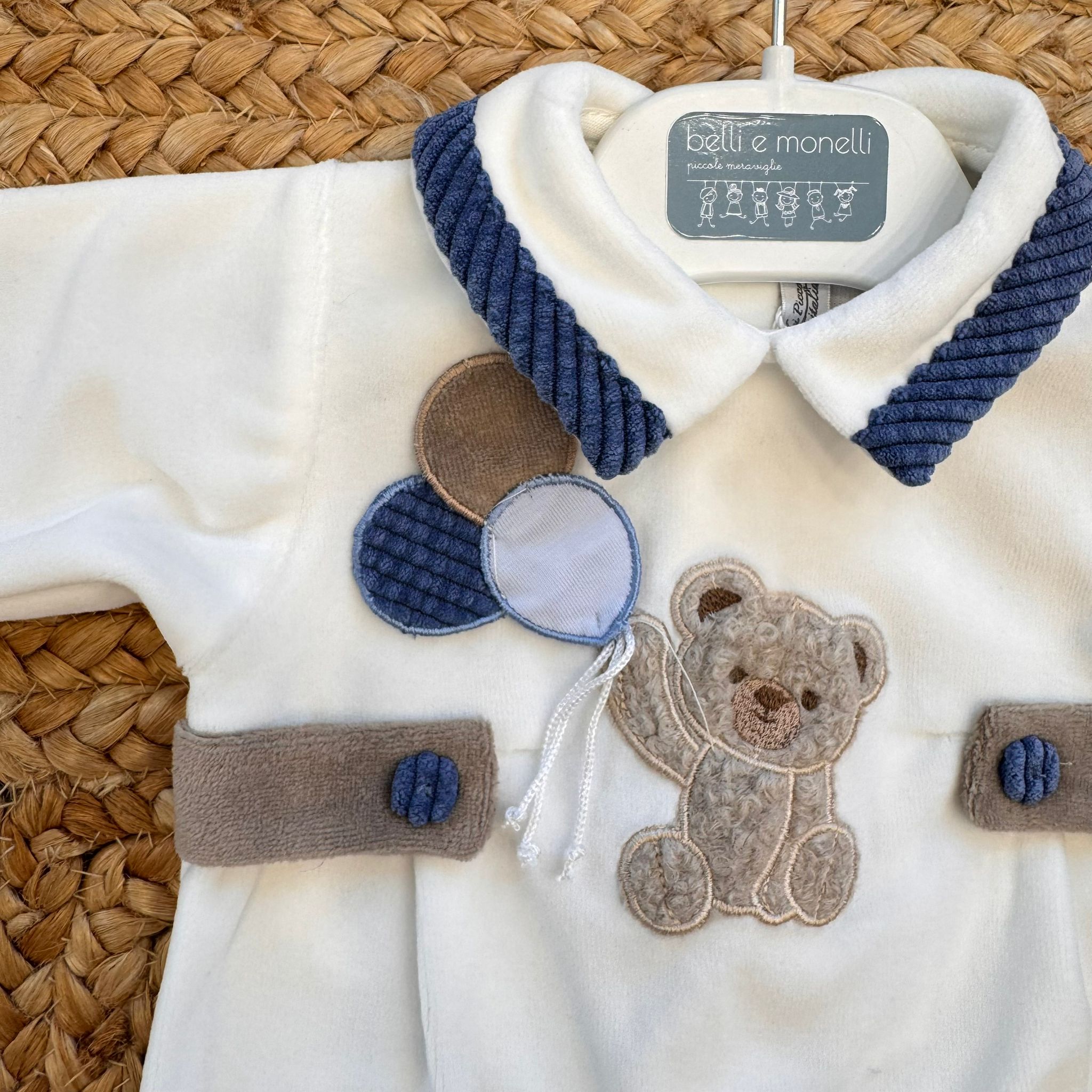 retro tutina neonato in ciniglia bianca con colletto in velluto blu