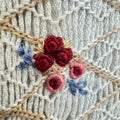 Abito bimba grigio chiaro in cotone con punto smock, ricami floreali e colletto a volant bordeaux.