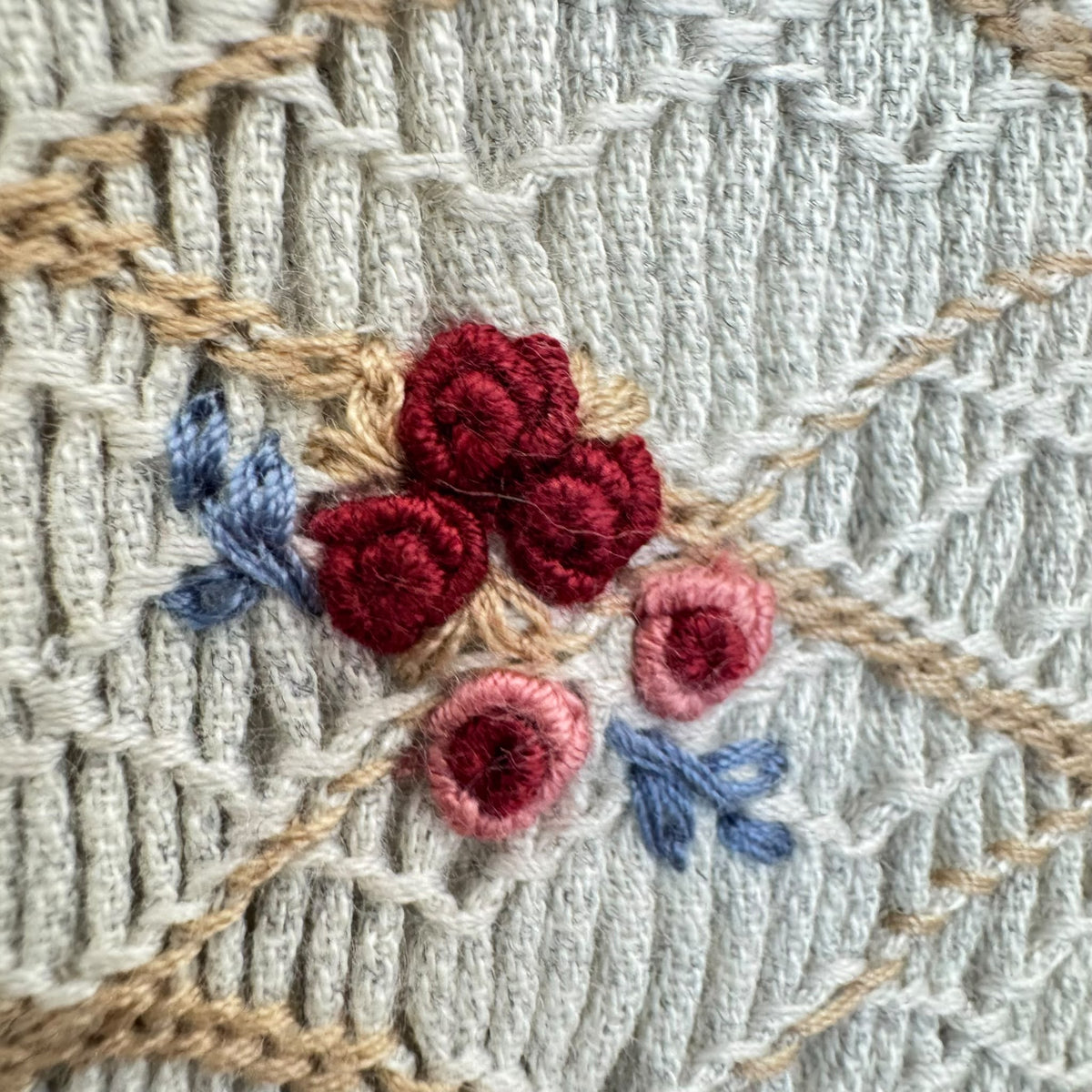 Abito bimba grigio chiaro in cotone con punto smock, ricami floreali e colletto a volant bordeaux.