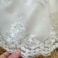 dettaglio ricami floreali su tulle