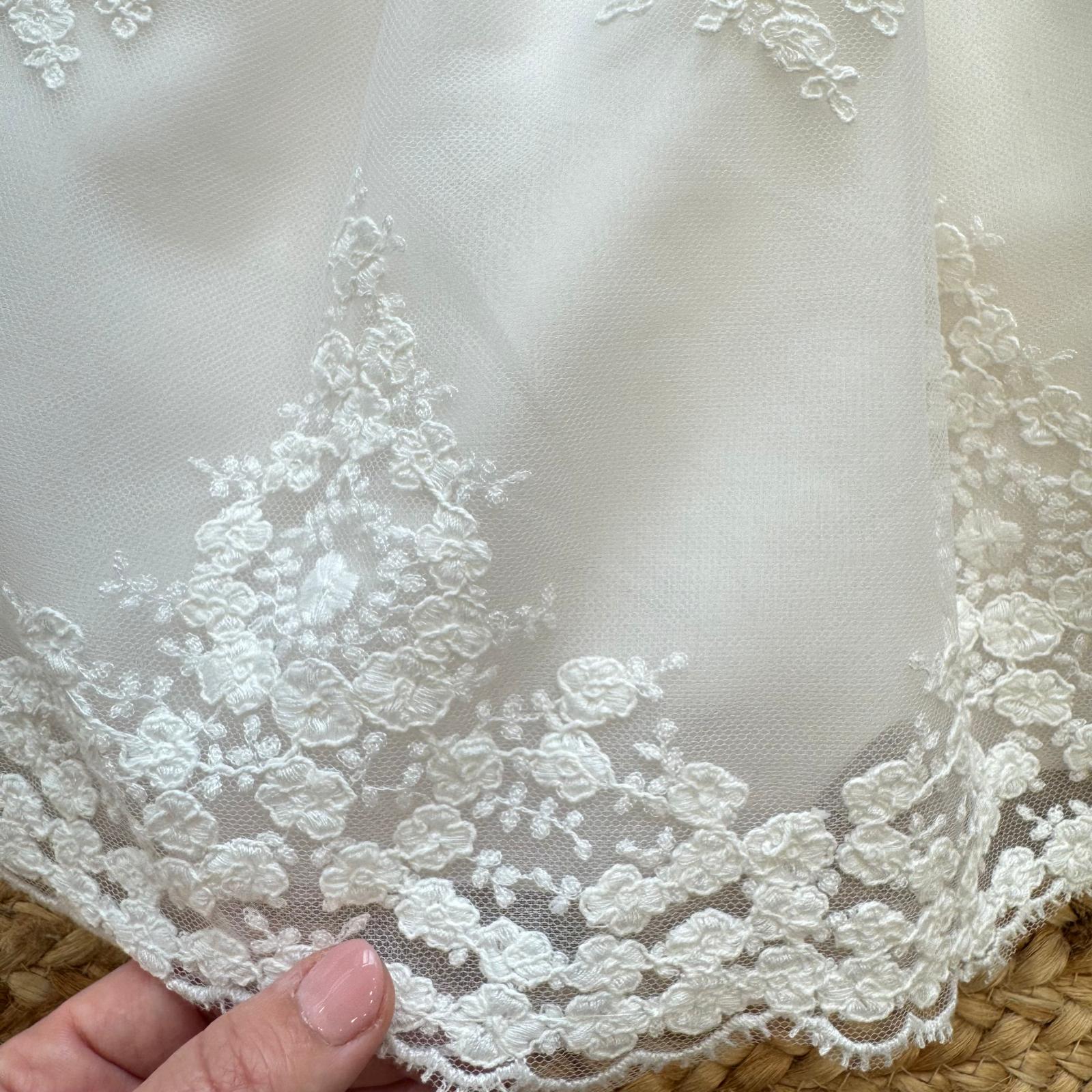 dettaglio ricami floreali su tulle