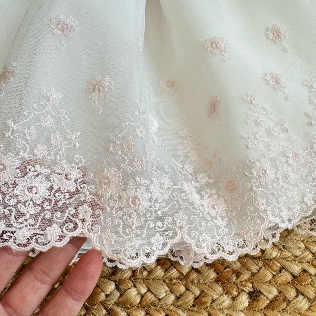Fiocco in tulle sul retro dell’abito battesimo Mimilù.