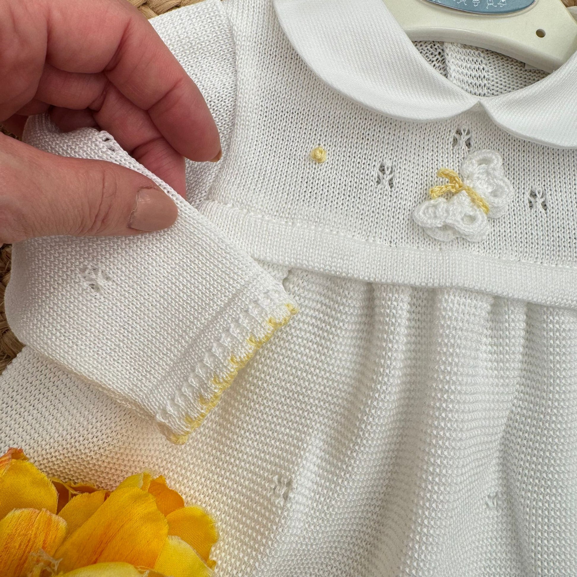 particolare ricamo farfallina su abitino neonato