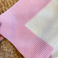 Uscita clinica neonata in pura lana con copertina latte e rosa confetto Made in Italy.