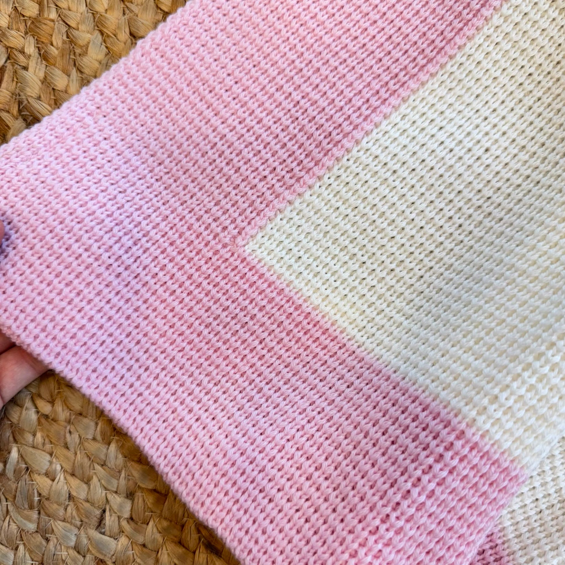 Uscita clinica neonata in pura lana con copertina latte e rosa confetto Made in Italy.