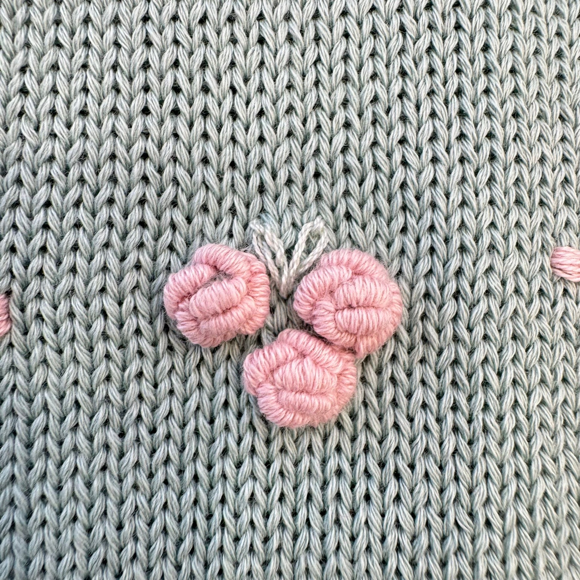 ricamo floreale rosa su abitino neonata in cotone