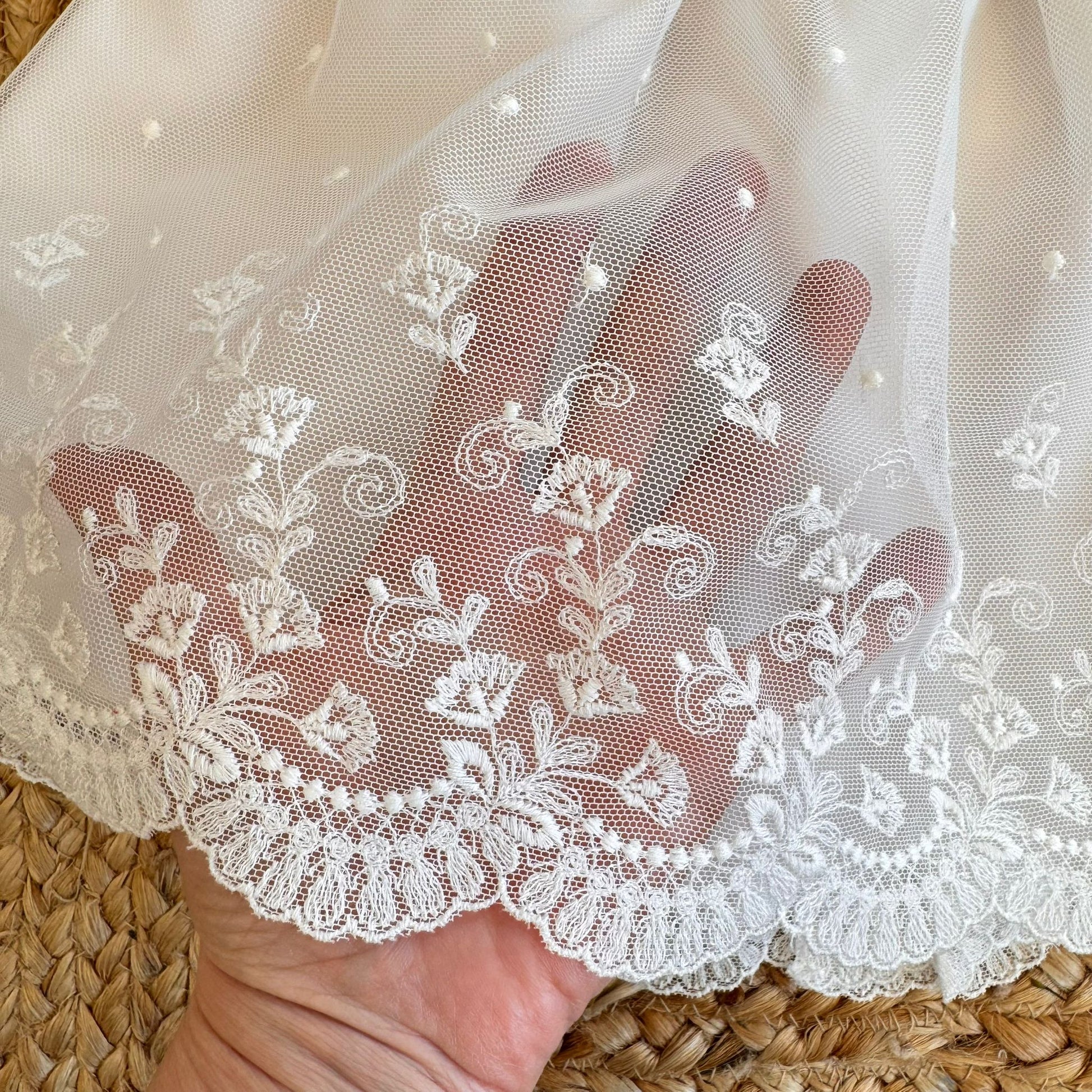 Abito battesimo bimba in tulle con maniche in pizzo e ricami floreali
