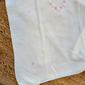 Uscita clinica neonata in pura lana bianco con copertina e ricami floreali realizzati a mano.