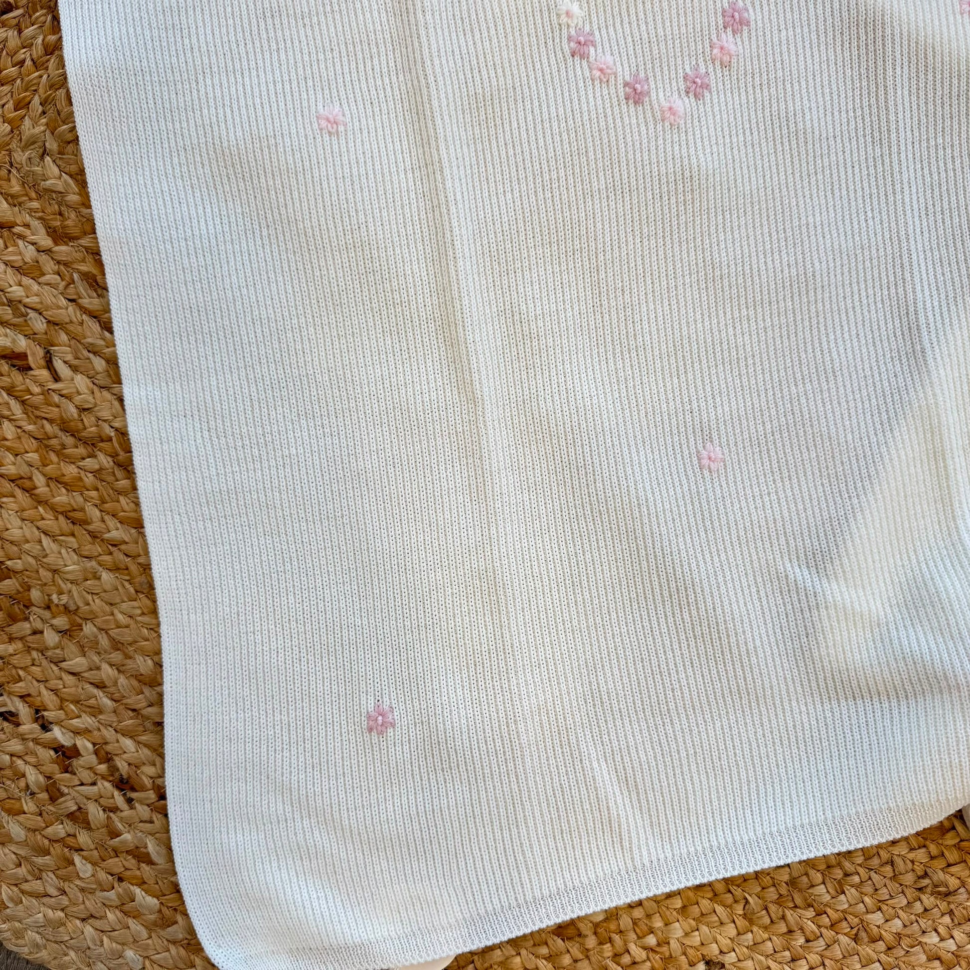 Uscita clinica neonata in pura lana bianco con copertina e ricami floreali realizzati a mano.