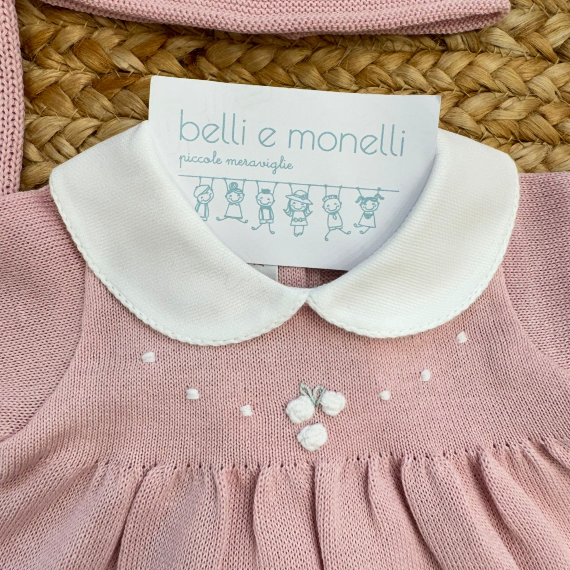 Ricamo floreale a mano su tutina in filo di cotone