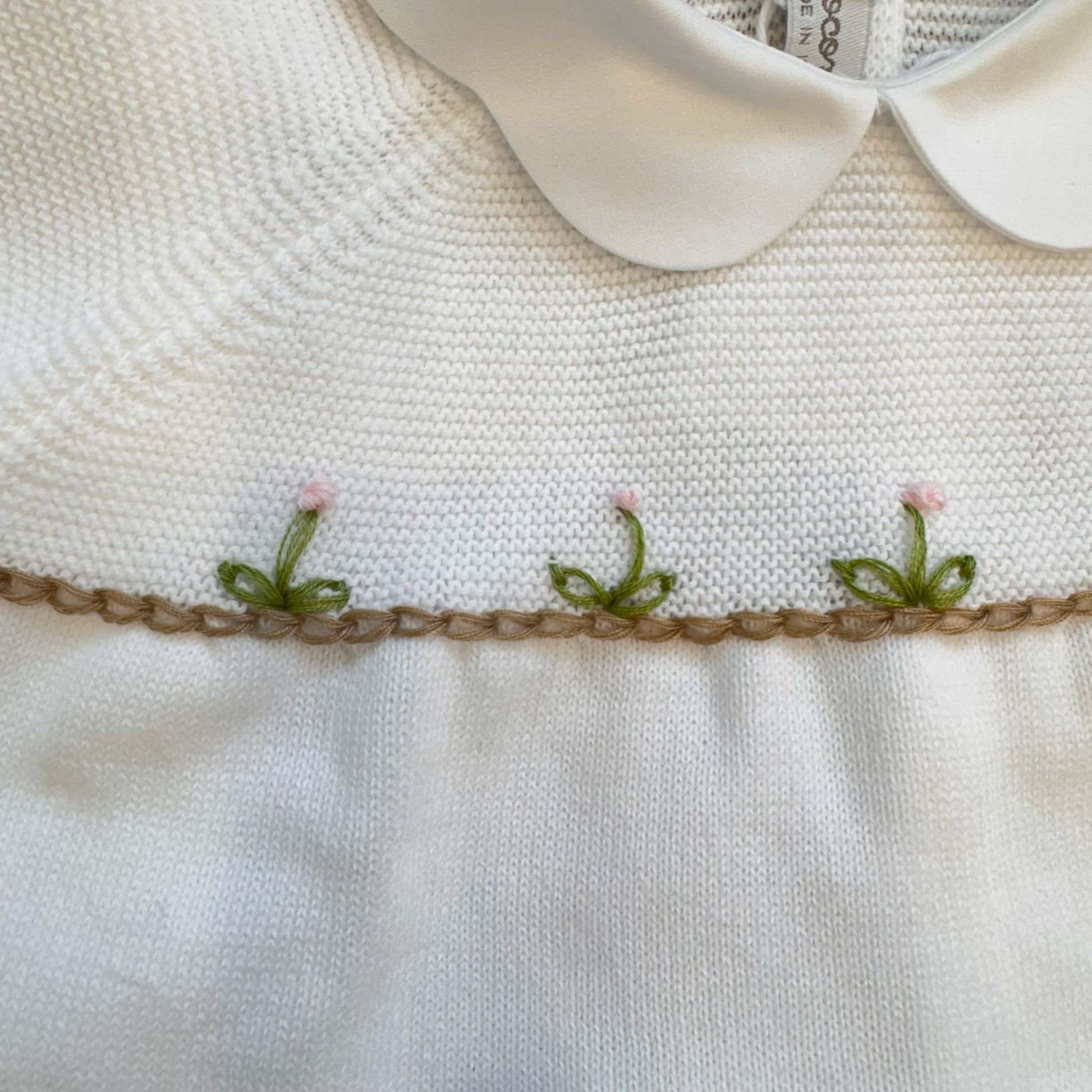 Uscita clinica neonata in cotone panna con ricami floreali rosa e copertina coordinata