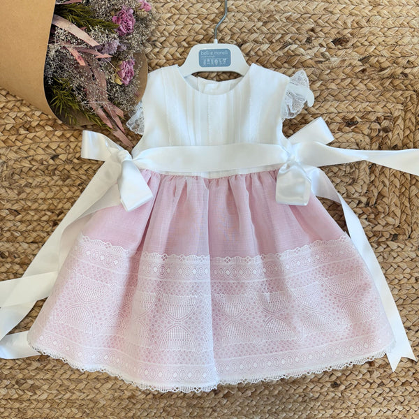 Ricamo geometrico e floreale su gonna rosa battesimo