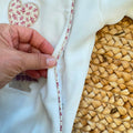 Tutina neonata con apertura laterale in cotone e poliestere con ricamo orsetta e colletto floreale