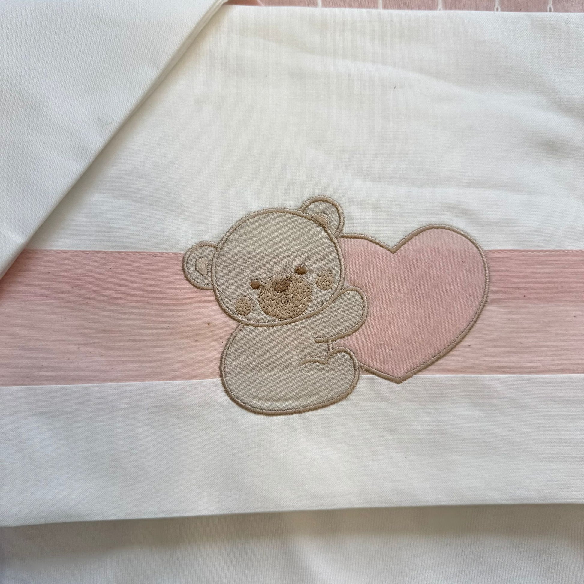 ricamo orsetto con cuore su coperta