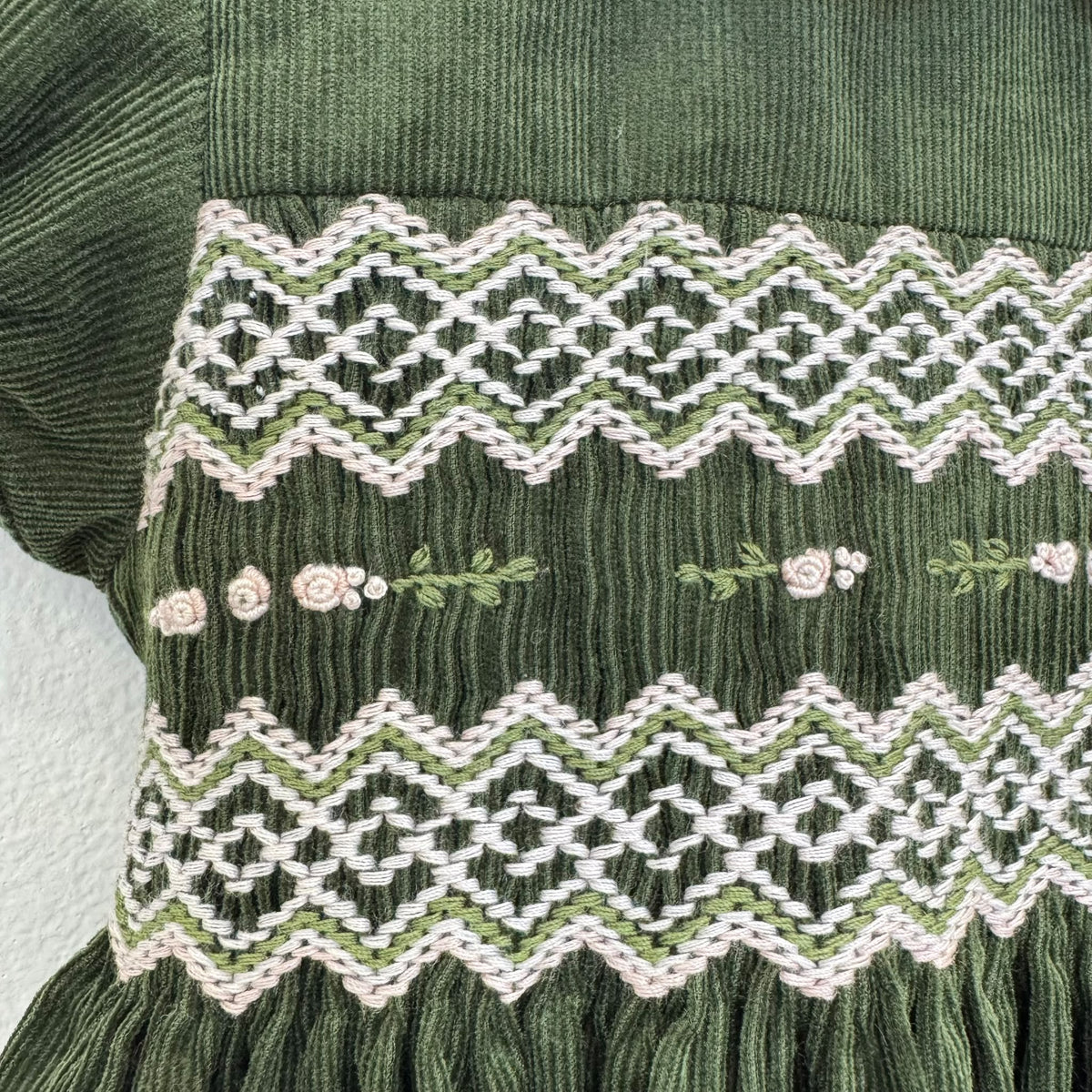 Abito bimba velluto millerighe verde con punto smock e colletto bianco