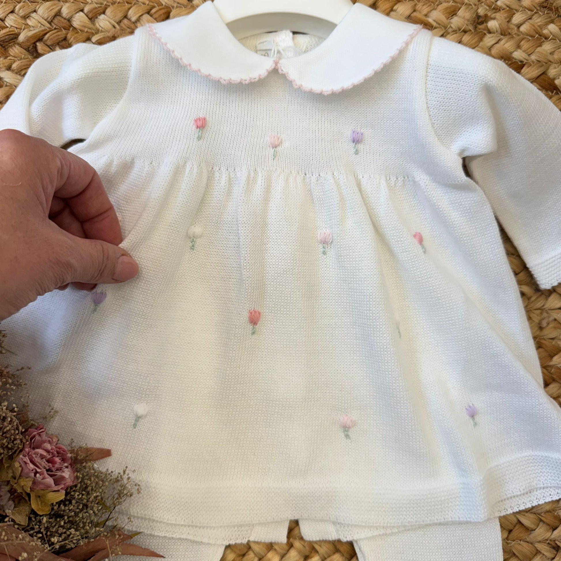 Ricamo tulipani a mano su tutina in cotone