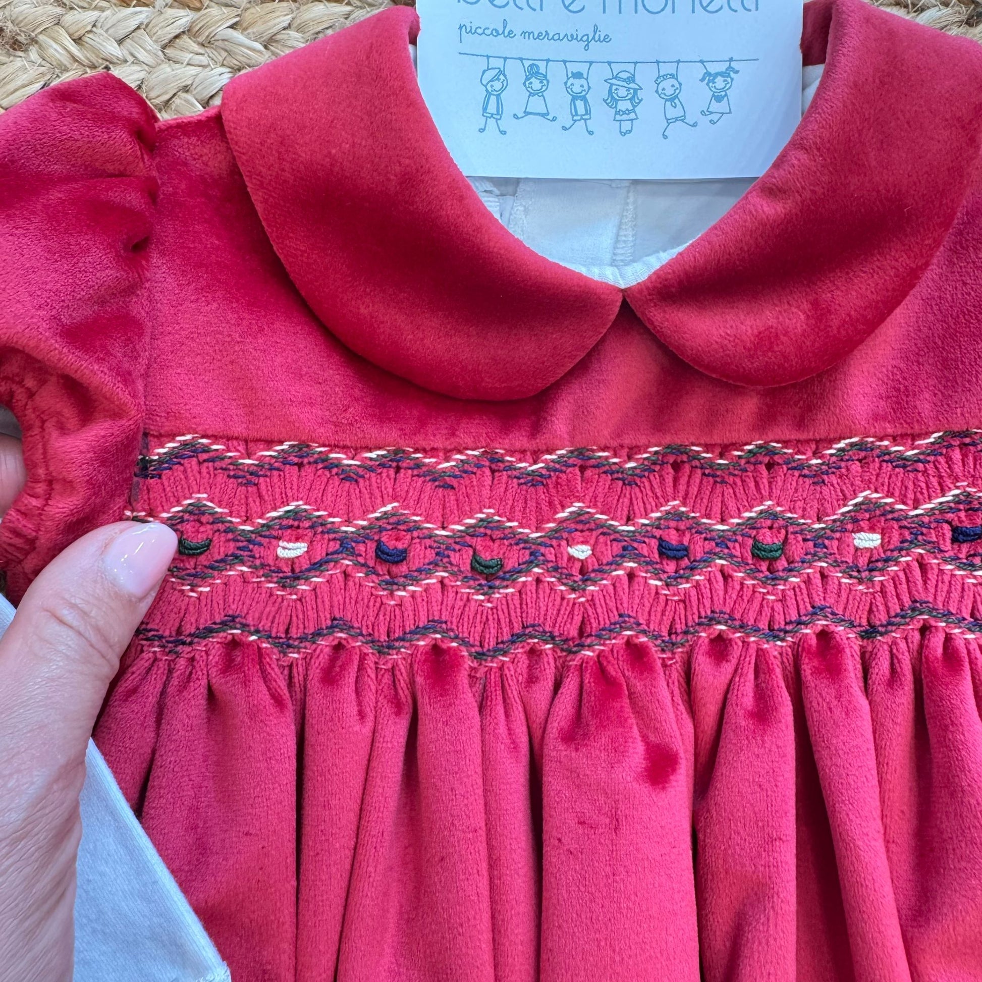 ricamo nido d’ape rosso blu su velluto rosso natalizio