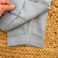 dettaglio risvolto pantalone cotone lino azzurro polvere