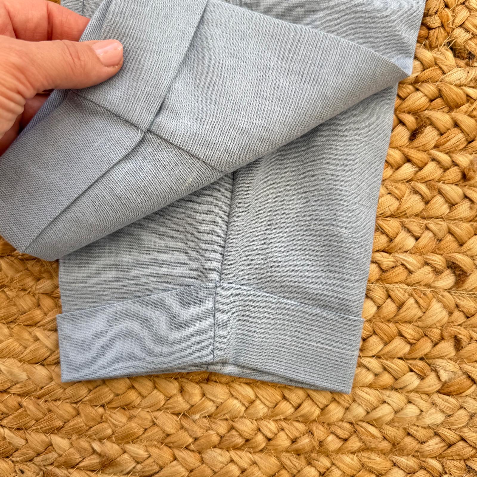 dettaglio risvolto pantalone cotone lino azzurro polvere