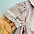 Abito elegante bimba in velluto rosa antico con punto smock, colletto panna e maniche a palloncino