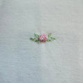Copertina neonata in ciniglia color latte con cuore e rose rosa ricamate per corredino nascita