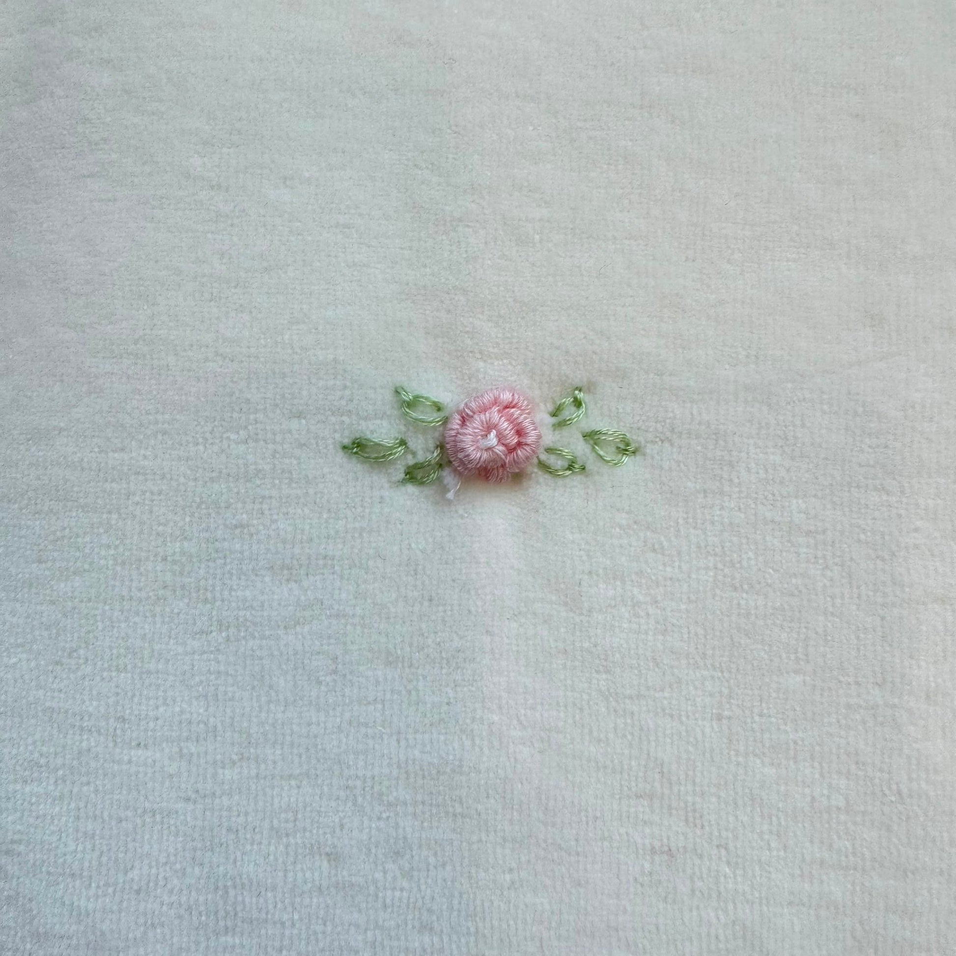 Copertina neonata in ciniglia color latte con cuore e rose rosa ricamate per corredino nascita
