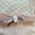 Tutina in caldo cotone rosa neonata con pizzo, tulle, rosellina decorativa e colletto arrotondato.