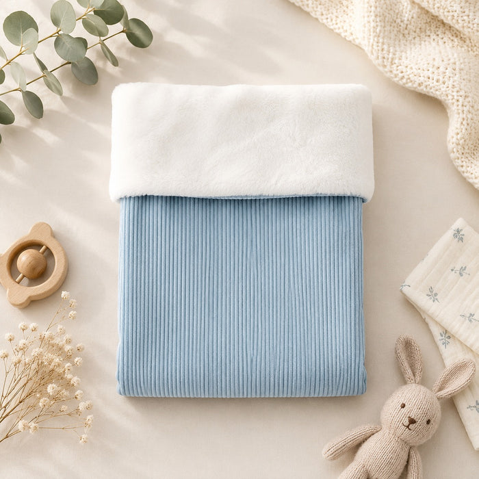 Coperta sacco neonato azzurra con interno bianco, ideale per corredino nascita, set nascita e uscita clinica.