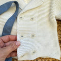Completo battesimo bimbo con cardigan bianco, camicia, salopette azzurra e papillon