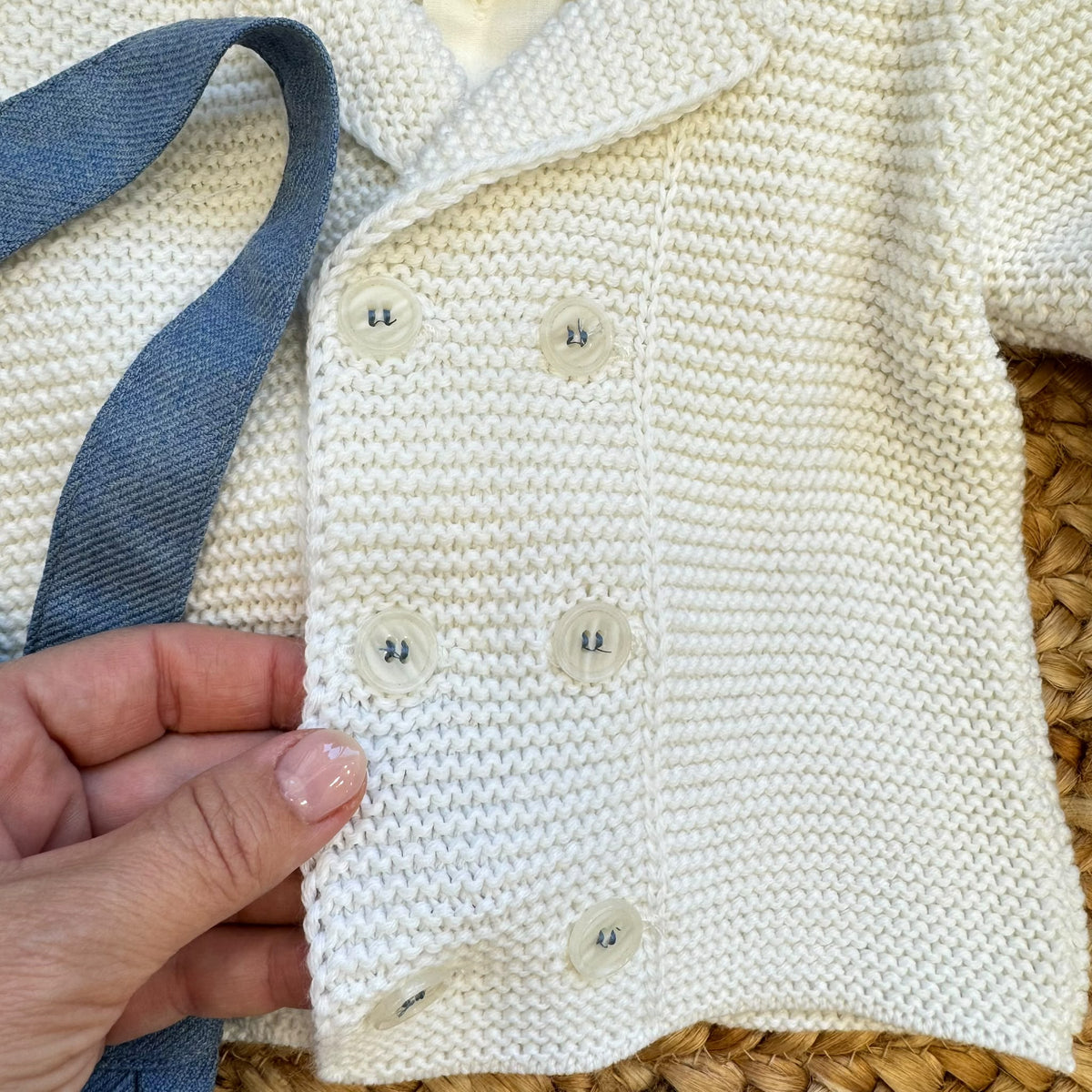 Completo battesimo bimbo con cardigan bianco, camicia, salopette azzurra e papillon