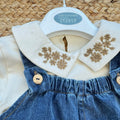 Salopette bimba in 100% cotone denim blu con tasche e ricami floreali beige