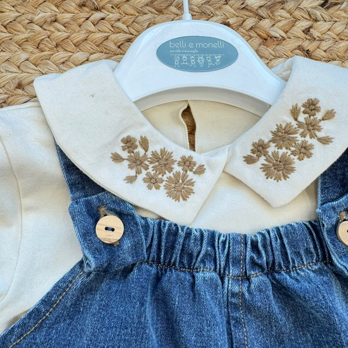 Salopette bimba in 100% cotone denim blu con tasche e ricami floreali beige