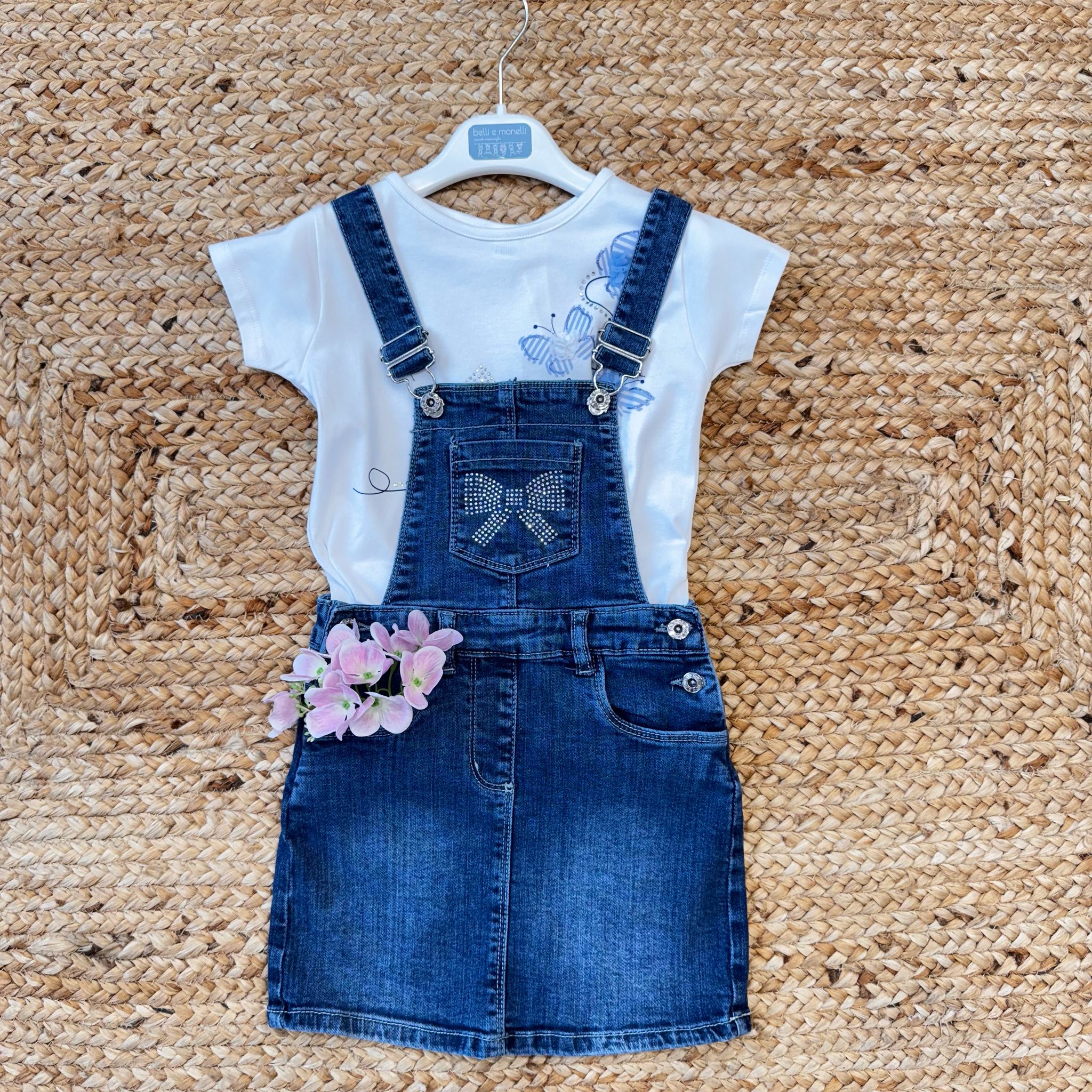 Salopette in jeans bambina con fiocco strass e maglietta farfalle