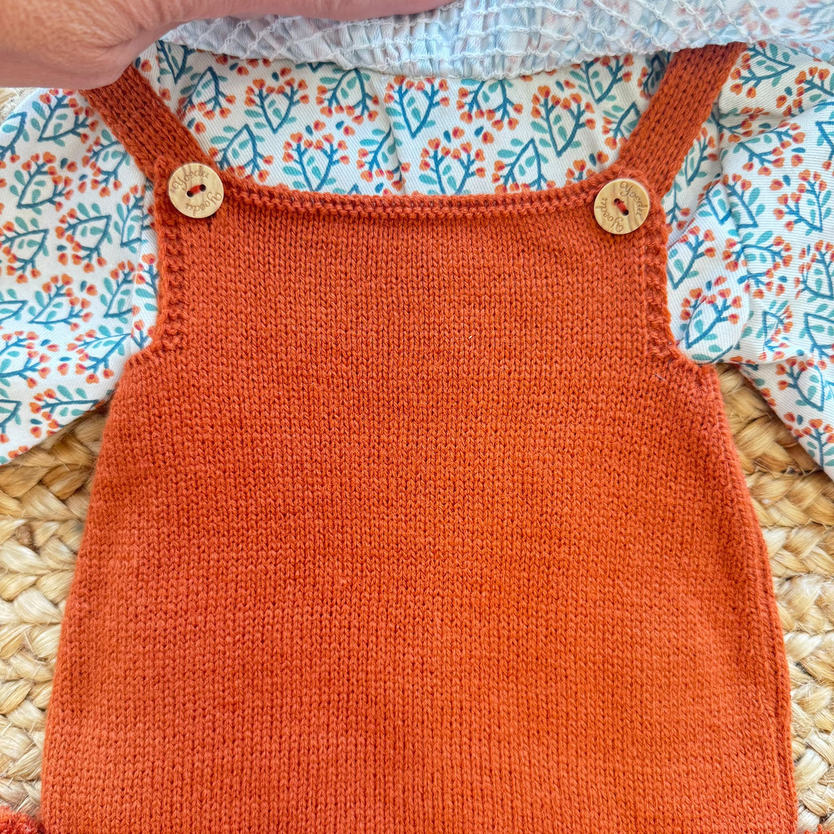 Salopette bimba ruggine Yoedu con camicia fantasia e volant