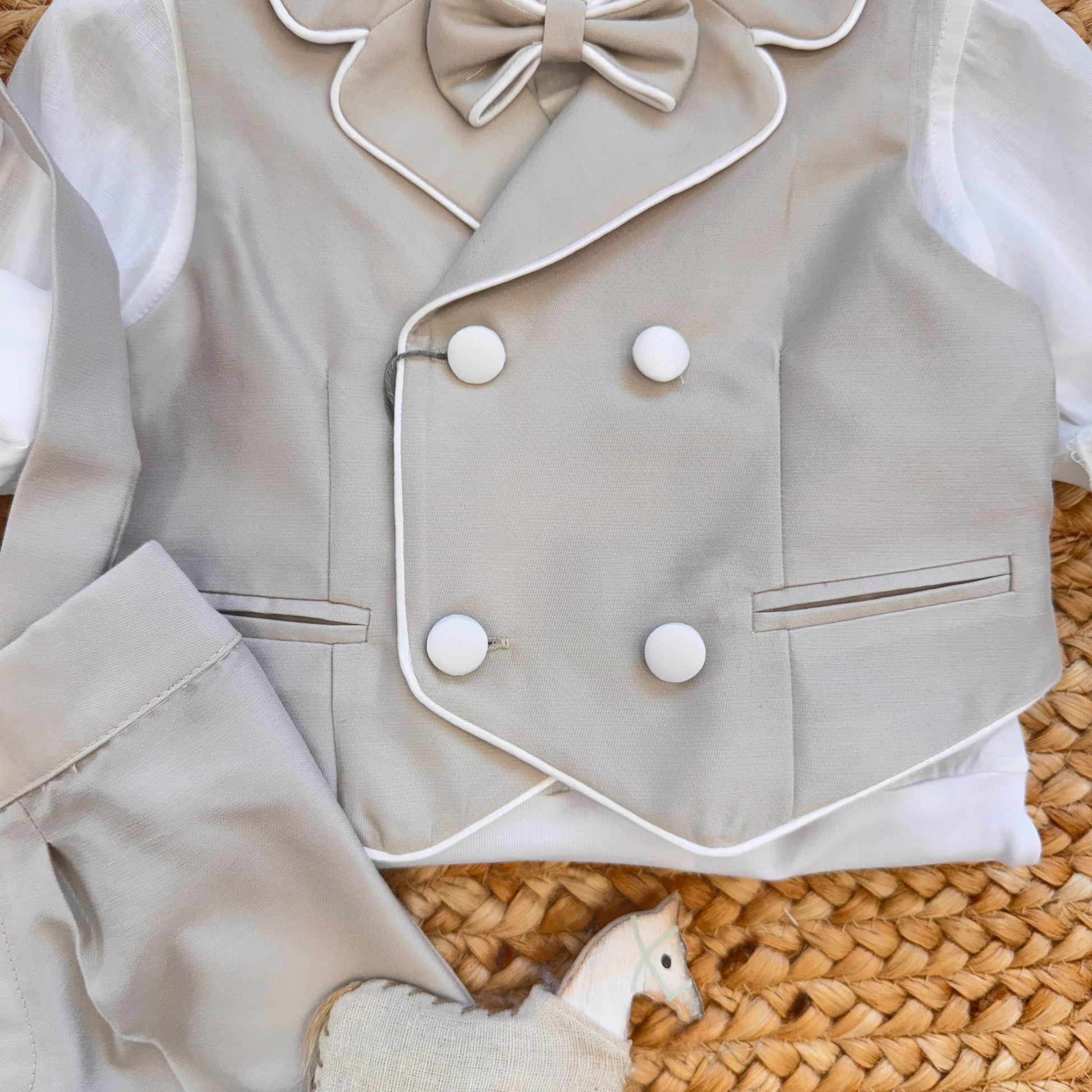 dettaglio salopette beige bimbo elegante con bretelle