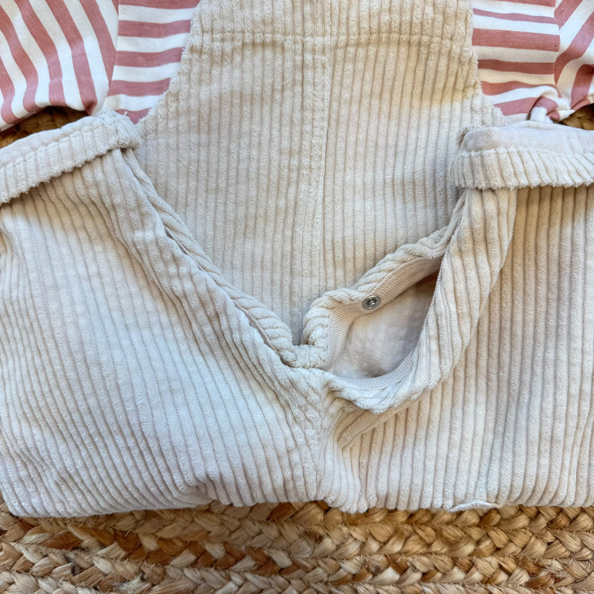 Salopette bimba in cotone panna con maglia a righe rosa e bianche