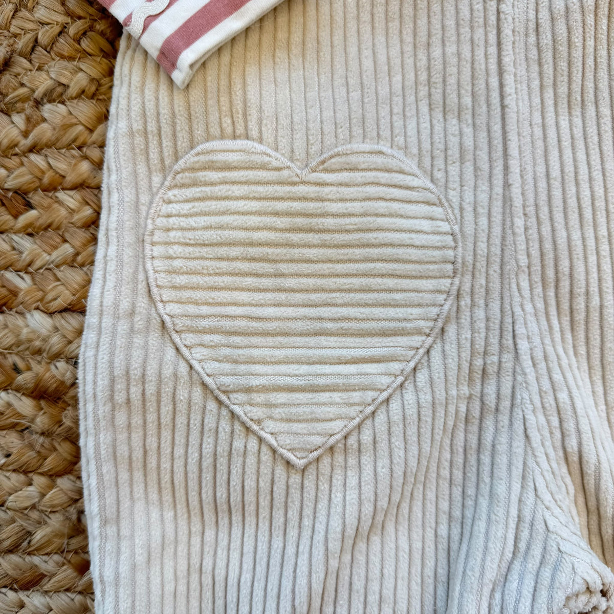 Salopette bimba in cotone panna con maglia a righe rosa e bianche