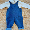 Salopette bimba in 100% cotone denim blu con tasche e ricami floreali beige