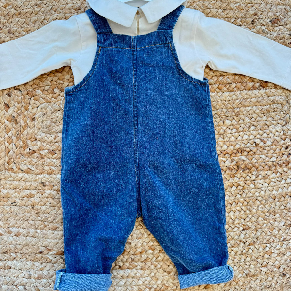 Salopette bimba in 100% cotone denim blu con tasche e ricami floreali beige