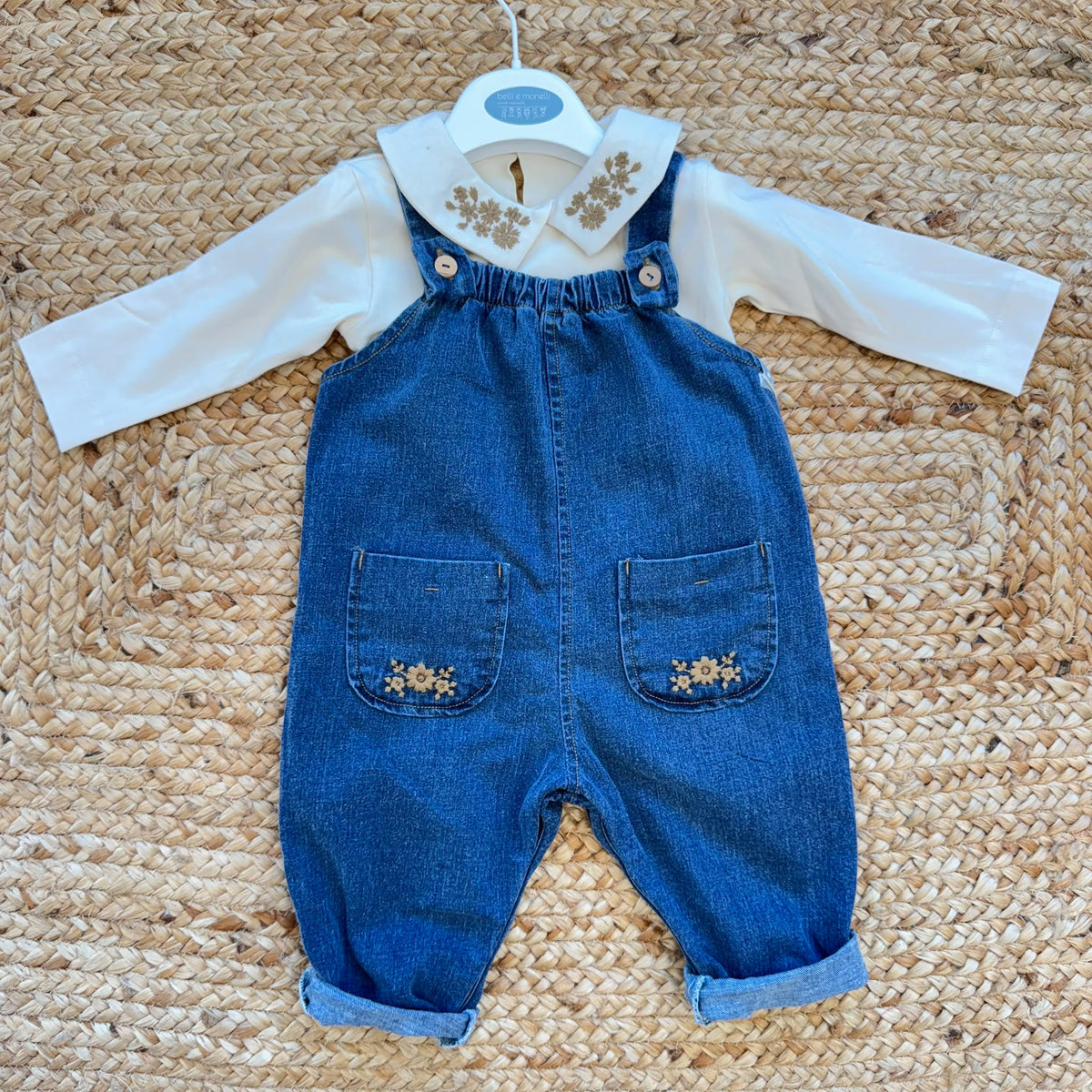 Salopette bimba in 100% cotone denim blu con tasche e ricami floreali beige